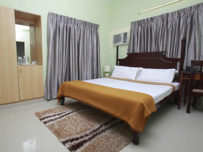 Hotel Crescent Inn Ченнаи Экстерьер фото