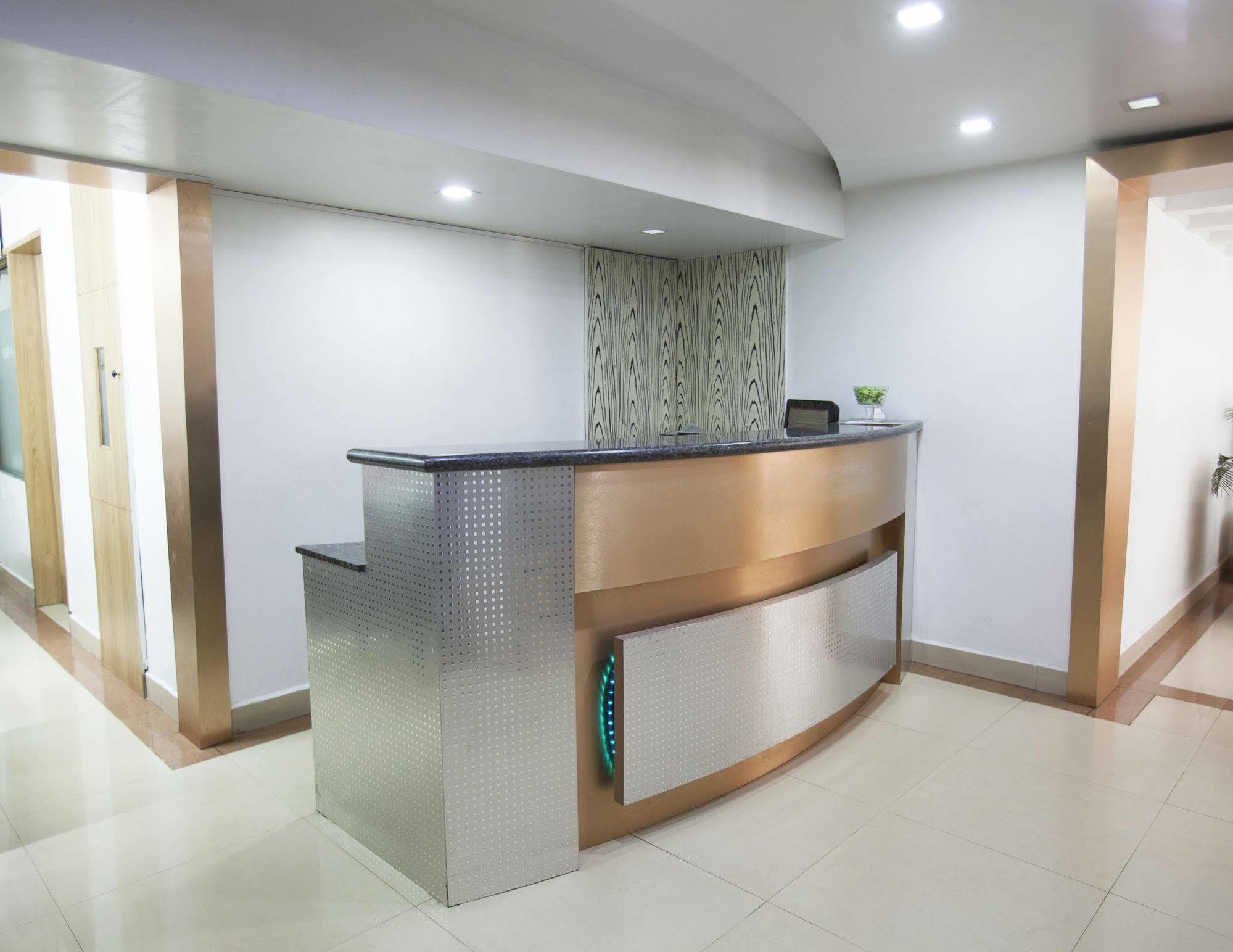 Hotel Crescent Inn Ченнаи Экстерьер фото
